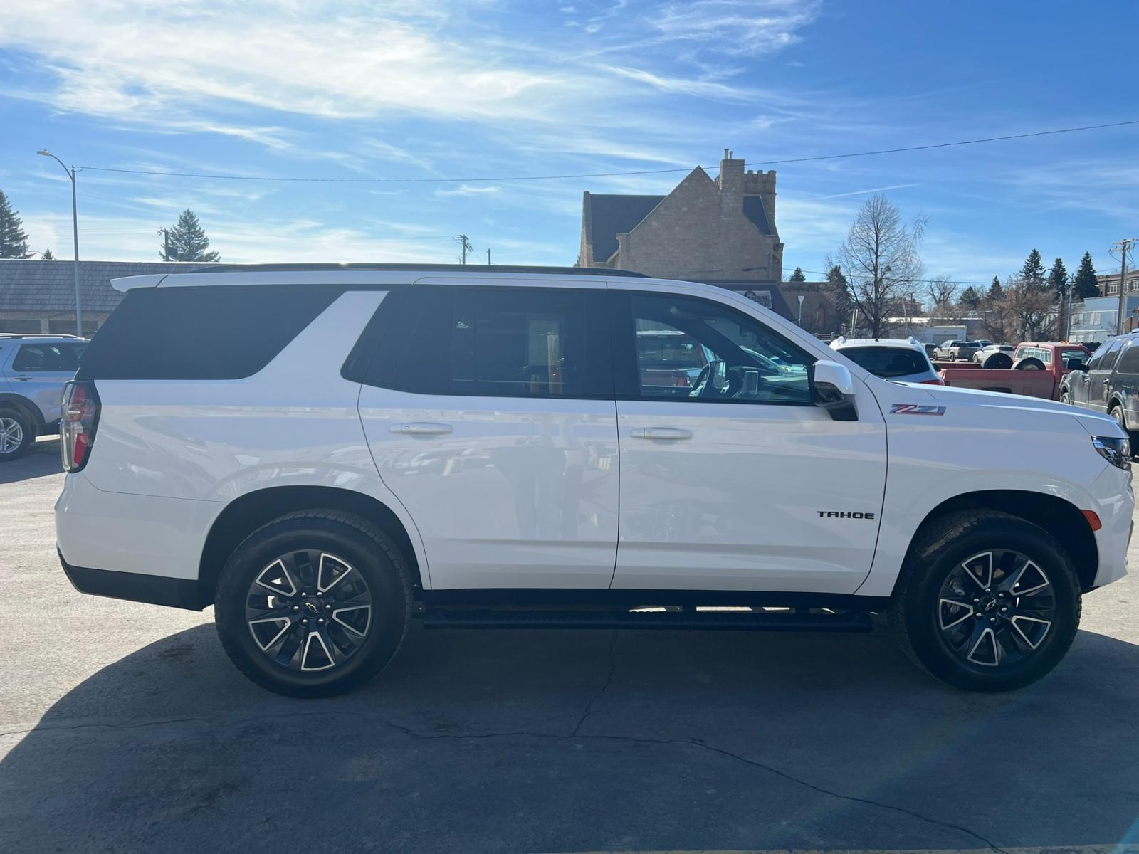 2022 WHITE /Black Chevrolet Tahoe Z71 w/ Luxury Package (1GNSKPKD6NR) with an 5.3L V8 engine, Automatic transmission, located at 116 5th Avenue South, Lewistown, MT, 59457, 47.063877, -109.427879 - Experience the power and luxury of the 2022 Chevrolet Tahoe Z71. This stunning SUV combines rugged durability with unmatched comfort, making it the perfect vehicle for any adventure. Whether you're navigating city streets or exploring off-road trails, the Tahoe Z71 delivers a smooth, responsive ride - Photo #1
